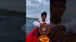 main jetski d dekat kapal pesiar