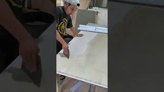 Beginner carpenter&rsquo;s trick to spread glue evenly on plywood surface size 170 x 100 cm.