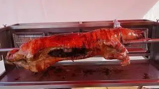Cochon &agrave; la broche. Traiteur Authentic mechoui