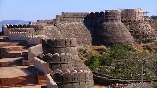 GREAT WALL OF INDIA MASSIVE STRUCTURE THAT SURROUNDS ANCIENT FORT OF KUMBHALGARH