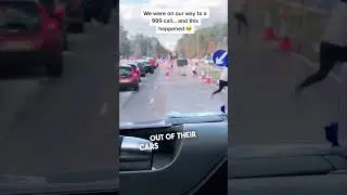 Гражданские лица работают сообща, чтобы помочь машине скорой помощи проехать через пробку 👏❤️