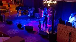 Emisión en directo de Falling Leaves