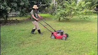 Pemotongan Rumput Menggunakan Mesin Potong Rumput Dorong Pazto LM