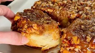 Домашние мягкие липкие булочки с тягучим карамельным соусом