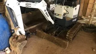 BOBCAT e10 rompendo piso e retirando entulho