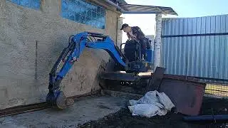 Заезд мини экскаватора Rippa в калитку 95см