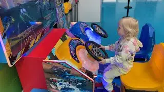 Maya at the Children's Entertainment Center/Майя в Детском Развлекательном Центре