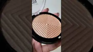 Maybelline Molten Gold Highlighter Swatches