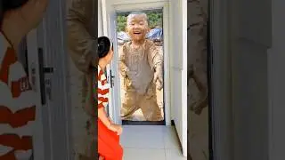 M&atilde;e, n&atilde;o abre a porta! 🚪👀 A divers&atilde;o do Pedro na lama 🌪️