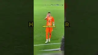 Der Torwart, der immer kurz&auml;rmelig spielt.
