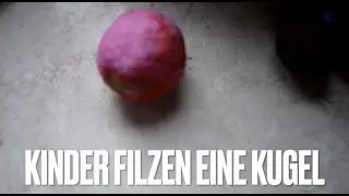 Kinder filzen eine  Kugel
