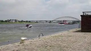 BOOTJE ziet VEERHAVEN VIII, stopt, wacht en gaat er achteraan.