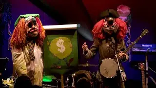 Schnitzelbangg Schnapsbagge singt phantastische &laquo;V&auml;&auml;rs&raquo; am Fliegerli  mit seinem Banjo fest im Griff
