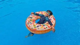 Ziyan Berenang Pakai Pelampung Donat Besar