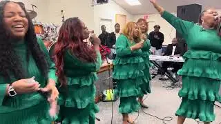 Lisa Knowles Smith & The Brown Singers LIVE at Jimmy Spivey’s Pre-Christmas Concert PART THREE