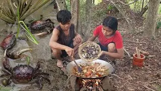 Survival skills: Catch and cook crabs So tasty food, Eating delicious in jungle