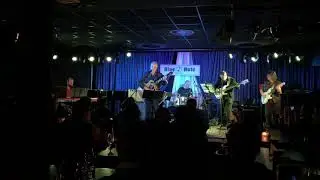 While My Guitar Gently Weeps por Mark Lambert & Faiska Borges