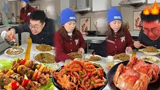 蠢哥哥趁弟弟不在加芥末整蛊妈妈，不料妈妈看到全程找准时间调换位置，臭小子今天被整惨了