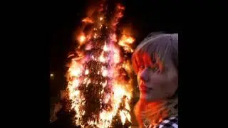 Santa's Poppers (AI song about Queen of The New Year) 
