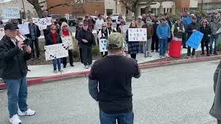 Ветераны митингуют в Санта-Розе против сокращения бюджета Министерства по делам ветеранов