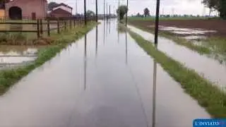 Strade e paesi sott'acqua. Coppia intrappolata in auto salvata dai pompieri