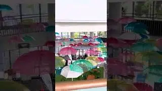 Colorful umbrellas as decorations: what a great idea!