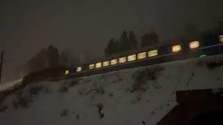 Вечером в метель ЧС4Т с пассажирским поездом на Санкт-Петербург на перегоне Колодищи-Городище