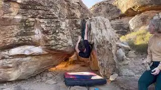 Bat Cave (V1) - Tall Beta: Moe&rsquo;s Valley bouldering [Pfiff]