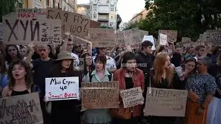 Zelenskyy faces backlash as Ukrainians protest new anti-corruption law, AP explains