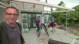 Plaatsing veranda met zonwering in Rob's Grote Tuinverbouwing | Mooieverandas.nl