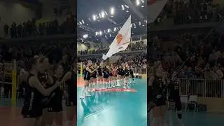 🟡🔴 Galatasaray Daikin, galibiyeti taraftarlarıyla kutluyor. 🤩 #galatasaray #volleyball #voleybol