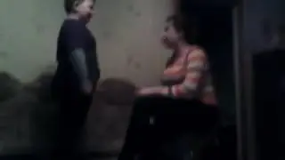 Kleiner junge haut seine mutter