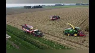Tractoren en landbouwmachines in beeld tijdens oogsten en van ma&iuml;s #tractor #johndeere