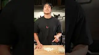 Самый быстрый способ почистить жемчужный лук #шорты