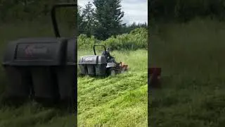 Exmark Lazer Z E-Series 60&rdquo; Zero-Turn Mower In Action