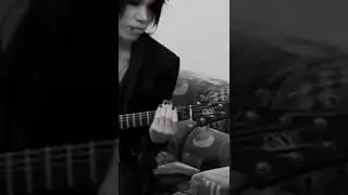 the gazettE Aoi on the guitar 🎸🤗