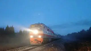 ТЭП70-0560 с пассажирским поездом №306Я Сыктывкар-Усинск и приветливой бригадой в вечерний туман!