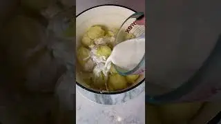 The easiest mashed potatoes (recipe in description)