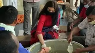 pranitha serving food at Lockdown time..21days 75, 000meals