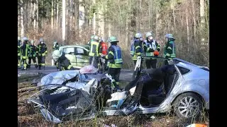 Kind wird bei Fontalzusammensto&szlig; aus PKW geschleudert - Rettungsdienst im Gro&szlig;einsatz