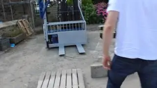Kerb lifting machine