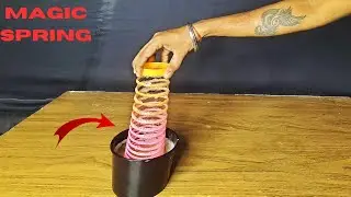खुशी देने वाला स्प्रिंग || ये Spring Gravitation के नियम को भी तोड़ सकता है Slinky Spring #shorts