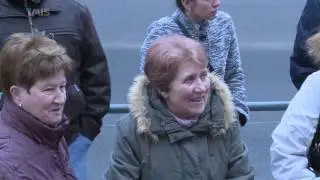 Vánoční zpívání na schodech.