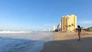 Caminando por playa Cerritos en Mazatl&aacute;n