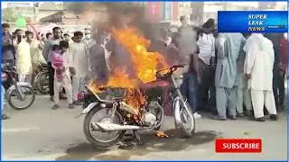 A young man protested in Okara for not making petrol cheaper