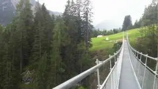 Lechwanderweg &uuml;ber die H&auml;ngebr&uuml;cke in Holzgau - Tirol / &Ouml;sterreich