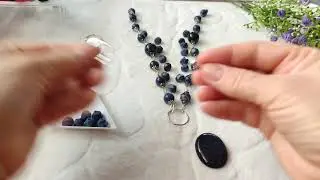 Украшение из бусин лазурита и звеньев цепочки.
