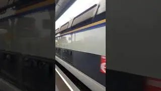 treno in transito nella stazione di casoria
