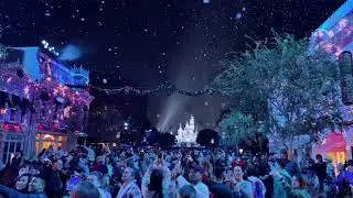 Disneyland Snow fall on Main Street ❄️☃️