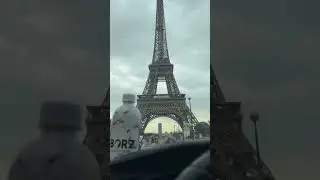 Belle bouteille sur le fond de la belle Tour Eiffel